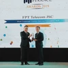 Ông Hoàng Việt Anh - Tổng Giám đốc FPT Telecom nhận kỷ niệm chương từ ban tổ chức. (Ảnh: FPT Telecom)