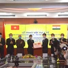 Bộ trưởng Bộ Thông tin và Truyền thông Nguyễn Mạnh Hùng đã trao tặng 100.000 khẩu trang cho Đại sứ đặc mệnh toàn quyền Ấn Độ tại Việt Nam Pranay Verma. (Ảnh: PV/Vietnam+)