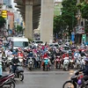 Sáng 23/4, ngày đầu tiên khi được nới lỏng lệnh cách ly xã hội, thành phố Hà Nội bắt đầu nhộn nhịp trở lại. (Ảnh: Minh Sơn/Vietnam+)