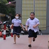Hôm nay (11/5), sau gần 4 tháng nghỉ học, học sinh Tiểu học và mẫu giáo tại Hà Nội đã tập trung đến trường để được thầy cô hướng dẫn các biện pháp phòng chống dịch, bệnh COVID-19. (Ảnh: Minh Sơn/Vietnam+)