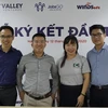 Chủ tịch Viet Valley Ventures (thứ hai từ trái sang) cùng đại diện ba start-up nhận được đầu tư. (Ảnh: PV/Vietnam+) 