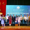 Bộ trưởng Bộ Khoa học và Công nghệ Chu Ngọc Anh cùng với các tác giả đoạt giải. (Ảnh: PV/Vietnam+)