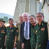 Sáng 29/6, Đại sứ Hoa Kỳ tại Việt Nam Daniel J. Kritenbrink đã đến và tham quan cầu Hàm Rồng (Thanh Hoá) cùng với các cựu binh hai nước Hoa Kỳ và Việt Nam. (Ảnh: Minh Sơn/Vietnam+)