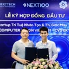 Ông Nguyễn Hoà Bình-Chủ tịch Tập đoàn NextTech- Sáng lập Quỹ Next100 và ông Nguyễn Văn Việt-CEO và Co-Founder Computer Vision Vietnam trong Lễ ký kết hợp đồng đầu tư. (Ảnh: PV/Vietnam+)