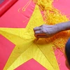 Sản phẩm cờ của làng Từ Vân không chỉ cung cấp cho hầu hết các cửa hàng ở Hà Nội mà còn xuất đi nhiều địa phương trên cả nước với số lượng lớn. (Ảnh: Minh Sơn/Vietnam+)