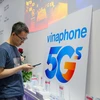 Các khách hàng đầu tiên trải nghiệm 5G của VinaPhone. (Ảnh: Minh Sơn/Vietnam+)