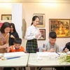 Sáng 14/12, một lớp dạy vẽ đặc biệt đã được tổ chức tại Bảo tàng Mỹ thuật Việt Nam. (Ảnh: Minh Sơn/Vietnam+)