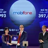 Ông Lê Mai Sơn - Phó trưởng ban Tuyên giáo - Truyền thông MobiFone nhận danh hiệu từ Ban Tổ chức chương trình. (Ảnh: MobiFone)
