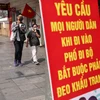 Tình hình COVID-19 tại Hà Nội đang diễn biến phức tạp nên người dân Thủ đô đã chủ động tăng cường các biện pháp chống dịch, đeo khẩu trang và hạn chế đi ra ngoài dịp cuối tuần. (Ảnh: Minh Sơn/Vietnam+) 
