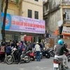 Sáng 30 Tết (11/2) nhiều người dân Thủ đô đã tập trung trước cửa hàng số 67 Lạc Trung, quận Hai Bà Trưng, Hà Nội để mua pháo hoa không nổ. (Ảnh: PV/Vietnam+)
