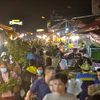 Đêm trước ngày 8/3, chợ hoa Quảng An (Hà Nội) lại càng nhộn nhịp, tấp nập cảnh kẻ bán người mua. (Ảnh: Minh Sơn/Vietnam+)