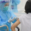 Sáng 8/3, Bộ Y tế bắt đầu triển khai tiêm vaccine AstraZeneca phòng COVID-19 tại nhiều điểm trên cả nước như: Bệnh viện Bệnh Nhiệt đới Trung ương, Bệnh viện Bệnh Nhiệt đới Thành phố Hồ Chí Minh và tại tỉnh Hải Dương. (Ảnh: Minh Sơn/Vietnam+)