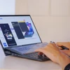 Zenbook Duo 14 (UX482) 2021 là mẫu laptop 2 màn hình mới nhất được nâng cấp của ASUS với màn hình ScreePad Plus kích thước 12.6 inch có cơ chế tự động nâng và nghiêng khi mở máy và liền lạc với màn hình chính 14 inch trong những tác vụ đa nhiệm. (Ảnh: Min