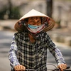 Đợt nắng nóng gay gắt đầu tháng 6 đã làm xáo trộn đời sống, sinh hoạt của người dân Hà Nội. (Ảnh: PV/Vietnam+)