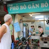 Sau khi Hà Nội cho phép các cửa hàng ăn uống trong nhà được phép hoạt động, nhiều hàng phở đã bắt đầu dọn dẹp đón thực khách trở lại. (Ảnh: Minh Sơn/Vietnam+)