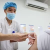 Trong chương trình tiêm chủng mở rộng, mỗi ngày Bệnh Hữu nghị Việt Xô sử dụng khoảng 400 liều vaccine AstraZeneca cho người dân. (Ảnh: Minh Sơn/Vietnam+)