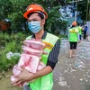 Chiều 26/7, Thành đoàn Hà Nội và Câu lạc bộ Xe bán tải địa hình Việt Nam đã tổ chức phân phát hàng trăm suất ăn miễn phí đến những người dân gặp khó khăn vì dịch COVID-19 trên địa bàn Thủ đô. (Ảnh: PV/Vietnam+)