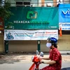 Các cửa hàng bán lẻ di động tại hai thành phố lớn của Việt Nam đều gặp khó khăn vì phải đóng cửa trong thời gian dài. (Ảnh: Minh Sơn/Vietnam+)