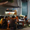 Từ 1/11, Hà Nội đã có văn bản quy định nhà hàng và cơ sở kinh doanh phục vụ ăn uống đóng cửa trước 21 giờ. Tuy nhiên, sau 1 tháng triển khai, rất nhiều hàng quán đã không thực hiện đúng quy định này. (Ảnh: Hoài Nam/Vietnam+)