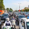 Trong ngày cuối cùng của kỳ nghỉ lễ, nhiều người dân chọn cách trở lại Hà Nội sớm để tránh tắc đường. (Ảnh: PV/Vietnam+)