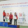 Bùi Thị Thu Hà nhận huy chương vàng môn đấu kiếm tại SEA Games. (Ảnh: Minh Sơn/Vietnam+)
