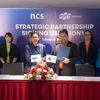 Chủ tịch HĐQT Trương Gia Bình ký kết hợp tác với Giám Đốc điều hành Ng Kuo Pin của NCS. (Ảnh: Minh Sơn/Vietnam+)