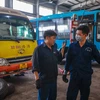 Ít ai biết được rằng, những chiếc xe buýt Hà Nội cũng mỗi ngày đều được bảo dưỡng, sửa chữa nhằm đưa phương tiện vận hành trên tuyến đảm bảo an toàn, chất lượng nhất. (Ảnh: Minh Sơn/Vietnam+)