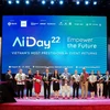 Giáo sư, Tiến sỹ Bùi Hải Hưng-Tổng giám đốc VinAI tặng hoa các diễn giả và đối tác đồng hành AI Day 2022. (Ảnh: PV/Vietnam+)