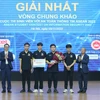 Chủ tịch VNISA Nguyễn Thành Hưng và Vụ trưởng Vụ Hợp tác quốc tế Triệu Minh Long trao giải Nhất cho đội UIT.pawf3ct. (Ảnh: VNISA)