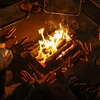 [Photo] Người dân Thủ đô đốt lửa sưởi ấm trong đêm Đông rét buốt