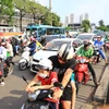 Theo ghi nhận của phóng viên báo Điện tử VietnamPlus, khoảng 14 giờ 30 ngày 3/5 tại các bến xe và cửa ngõ Thủ đô đông đúc người dân quay trở lại sau kỳ nghỉ lễ kéo dài 5 ngày. (Ảnh: Hoài Nam/Vietnam+)