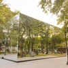 Những ngày qua, nhiều người dân đi qua khu vực vườn hoa Diên Hồng đều bất ngờ khi thấy một công trình bằng gương được dựng lên tạo thành một điểm nhấn độc đáo giữa trung tâm quận Hoàn Kiếm (Hà Nội). (Ảnh: Minh Sơn/Vietnam+)