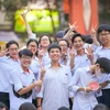 Cuối tháng Năm là dịp rất nhiều trường Trung học Phổ thông tại Hà Nội tổ chức lễ bế giảng, cũng là buổi lễ chia tay những học sinh lớp 12. (Ảnh: Quỳnh Anh/Vietnam+)