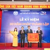 Bộ trưởng Bộ Thông tin và Truyền thông Nguyễn Mạnh Hùng đã trao tặng Cờ thi đua của Chính phủ cho Cục Tần số vô tuyến điện. (Ảnh: Minh Sơn/Vietnam+)