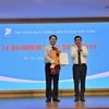 Ông Nguyễn Văn Tấn (bên trái) nhận quyết định Tổng Giám đốc Tổng công ty VNPT VinaPhone. (Ảnh: VNPT)