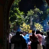 Trong ngày rằm tháng Bảy, từ sáng sớm tại chùa Quán Sứ (Hà Nội) rất đông người dân đã đến dâng hương để cầu cầu bình an, hạnh phúc. (Ảnh: Minh Sơn/Vietnam+)