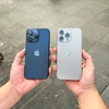 Sáng 22/9, bộ tứ iPhone 15 đã chính thức được mở bán trên toàn thế giới. Như thường lệ, mẫu iPhone 15 Pro Max luôn xếp đầu bảng về mức độ quan tâm cũng như đặt mua từ người dùng. (Ảnh: PV/Vietnam+)