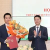 Bộ trưởng Nguyễn Mạnh Hùng trao quyết định và chúc mừng ông Hồ Đức Thắng. (Ảnh: Lê Anh Dũng/Bộ Thông tin và Truyền thông)