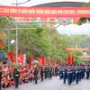 Người dân đội mưa lớn xem lễ diễu binh lớn nhất từ trước tới nay tại Điện Biên