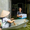 Cận cảnh vùng 'rốn lũ' Hà Nội: Đi thuyền đến từng nhà dân để cung cấp nước sạch