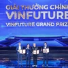 5 nhà khoa học giành giải thưởng cao nhất của VinFuture 2024 vì những đóng góp đột phá để thúc đẩy sự tiến bộ của học sâu. (Ảnh: Minh Sơn/Vietnam+)