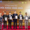 Các đơn vị, doanh nghiệp giành Danh hiệu Chìa khoá vàng năm 2024. (Ảnh: Minh Sơn/Vietnam+)