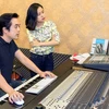 Dương Khắc Linh lần đầu thị phạm cho Hoàng Quyên làm mới nhạc Cách mạng... (Ảnh: BTC)