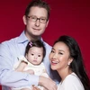 Đoan Trang hạnh phúc bên chồng và con gái đầu lòng. (Ảnh: VTV)