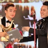 Sơn Tùng nhận cúp Cống hiến 2016 cho hạng mục 'Ca sỹ của năm.' (Ảnh: BTC) 