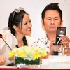 Hồng Nhung và Bằng Kiều thân thiết trong họp báo “In The Spotlight - Tuổi thơ Tôi” tại Hà Nội. (Ảnh: MT) 