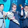 Thứ trường Vương Duy Biên trao giải 'Phim điện ảnh xuất sắc' cho đoàn làm phim 'Cô Ba Sài Gòn.' (Ảnh: BTC)