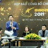 Bà Trần Hồng Hà - Đại diện ban tổ chức Sao mai 2019 và đạo diễn âm nhạc Dương Cầm, MC Danh Tùng tại buổi họp công bố cuộc thi năm nay. (Ảnh: VTV)