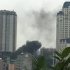 Đám khói bốc lên từ Công ty Điện lực Nam Từ Liêm. (Ảnh: Minh Sơn/Vietnam+)