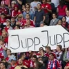 Cổ động viên hân hoan trước sự trở lạ của "Bố Jupp" (Ảnh: Nguồn: Fcb.de)